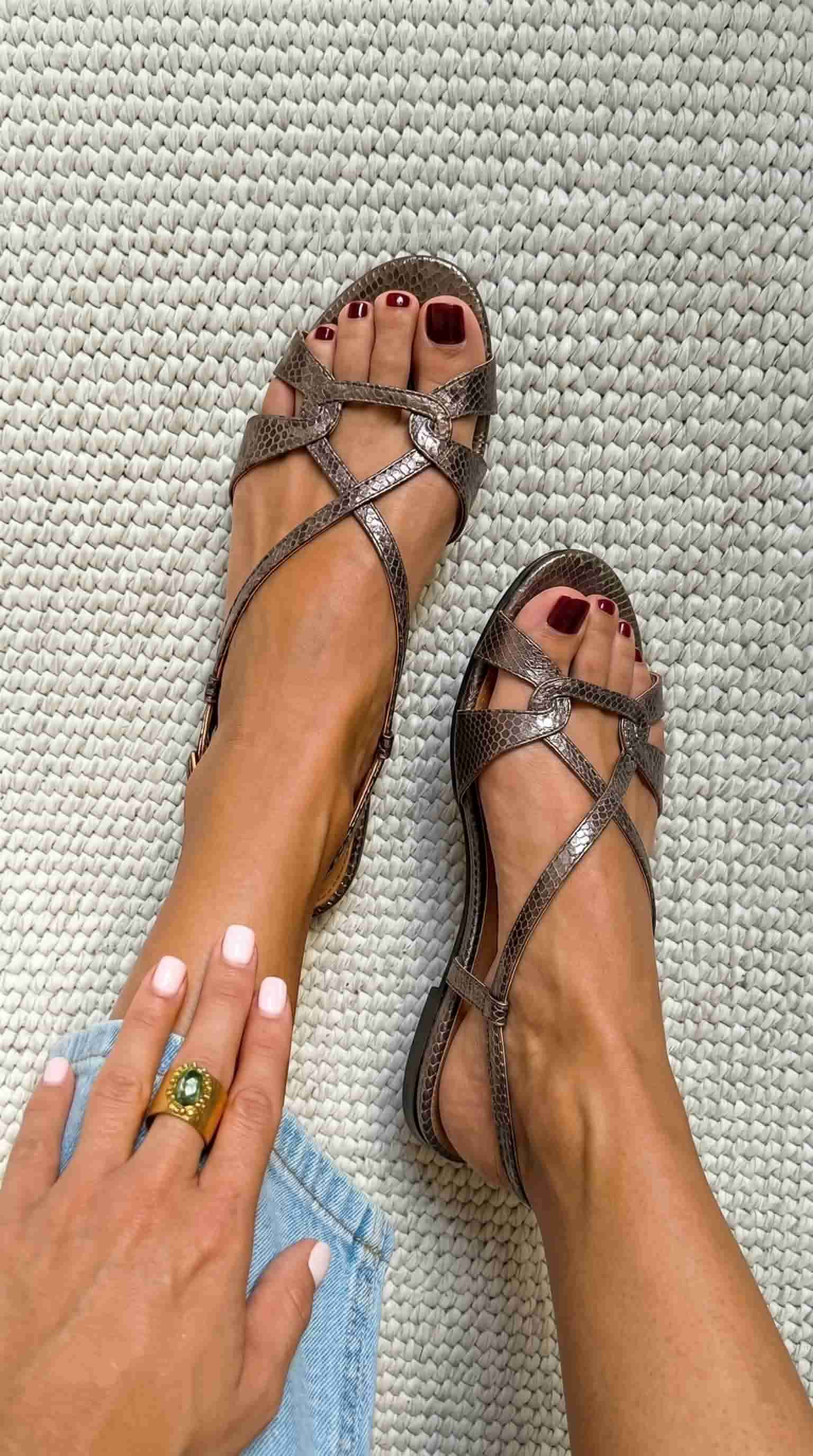 Flache Slingback-Sandalen mit Schlangeneffekt in Bronze und offener Zehenpartie