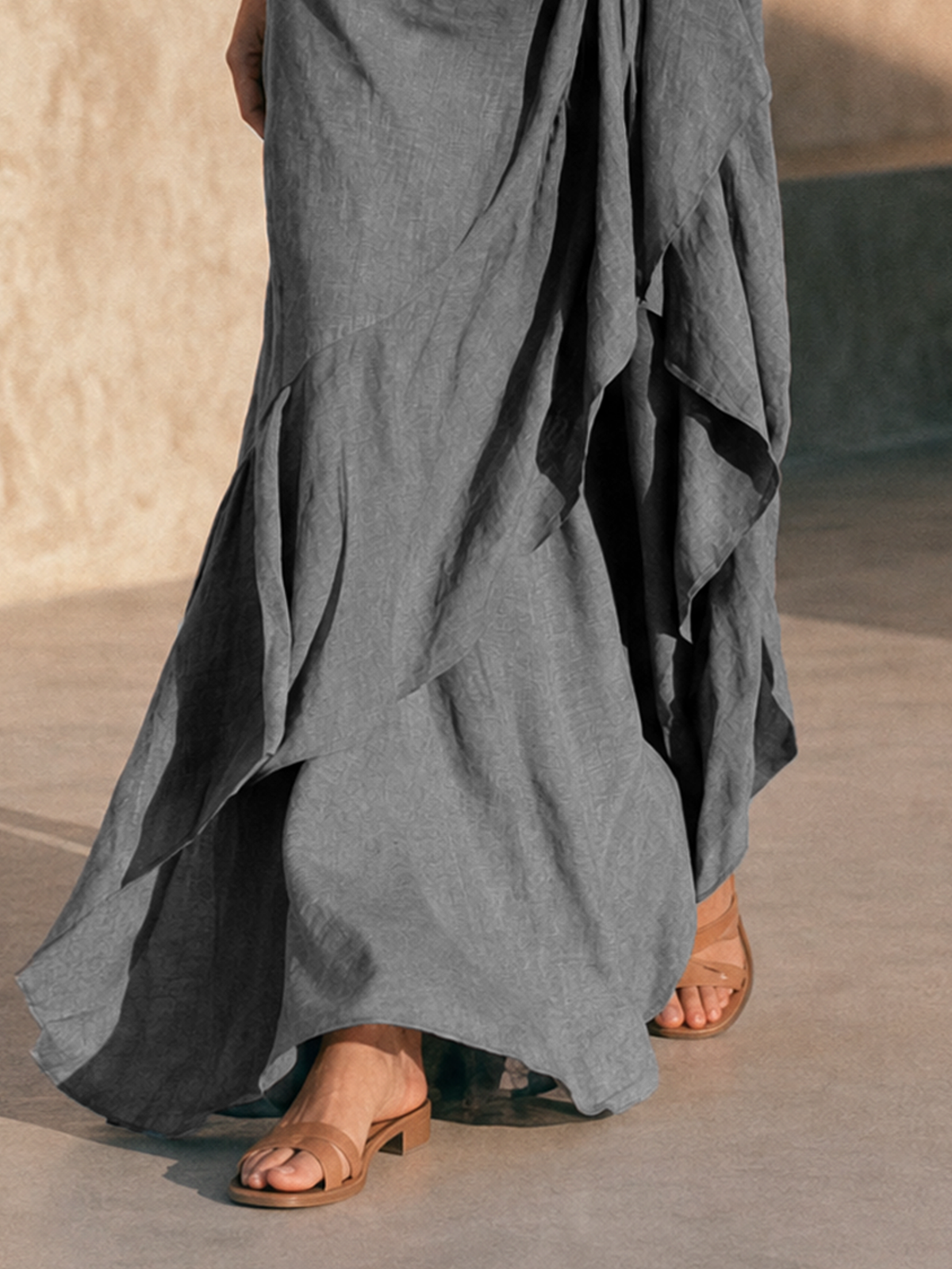 Aure | Minimalistisches schulterfreies Maxikleid mit Volantsaum und ausgestellten Ärmeln