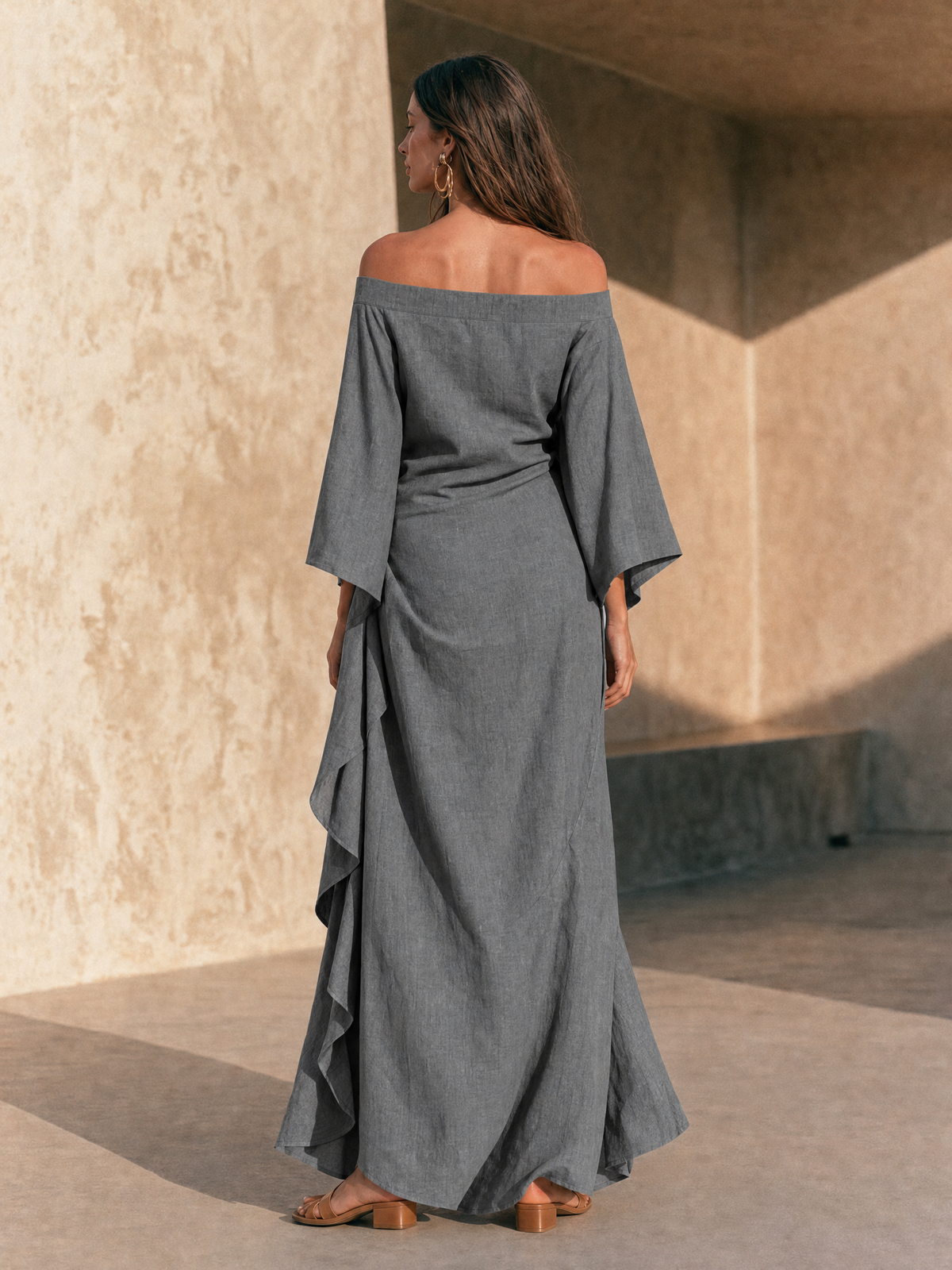 Aure | Minimalistisches schulterfreies Maxikleid mit Volantsaum und ausgestellten Ärmeln