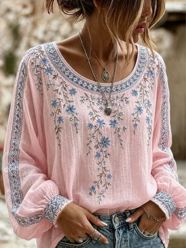 Ingrid™ | Rosa Bluse mit Blumenmuster und blauer Stickerei