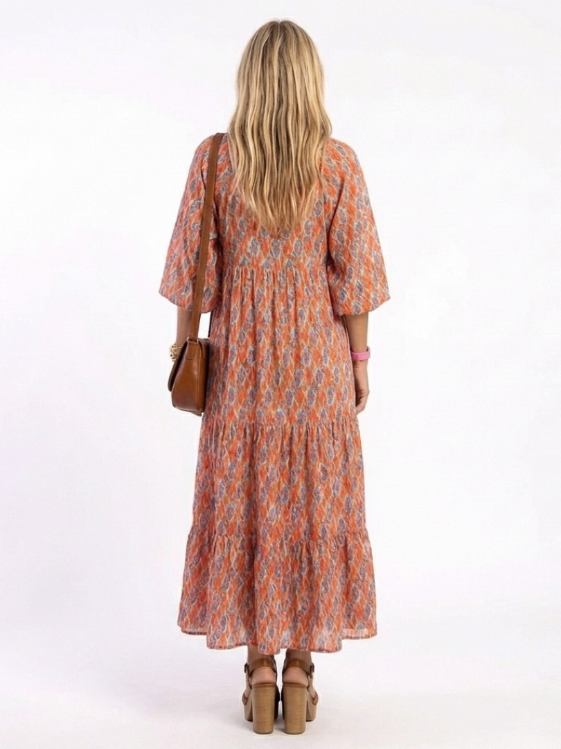 Amara | Midi-Kleid mit V-Ausschnitt, gestuftem Schnitt und geometrischem Muster