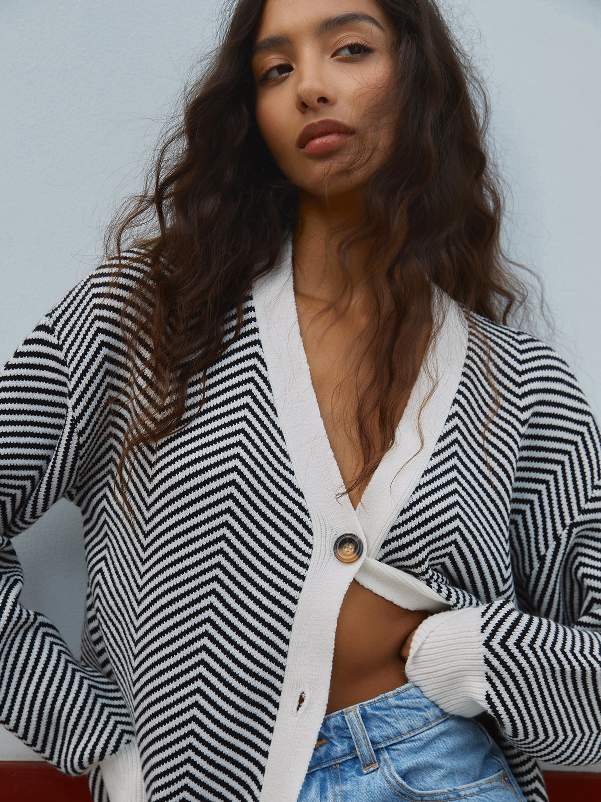 Chevron-Cardigan mit Kontrastknöpfen