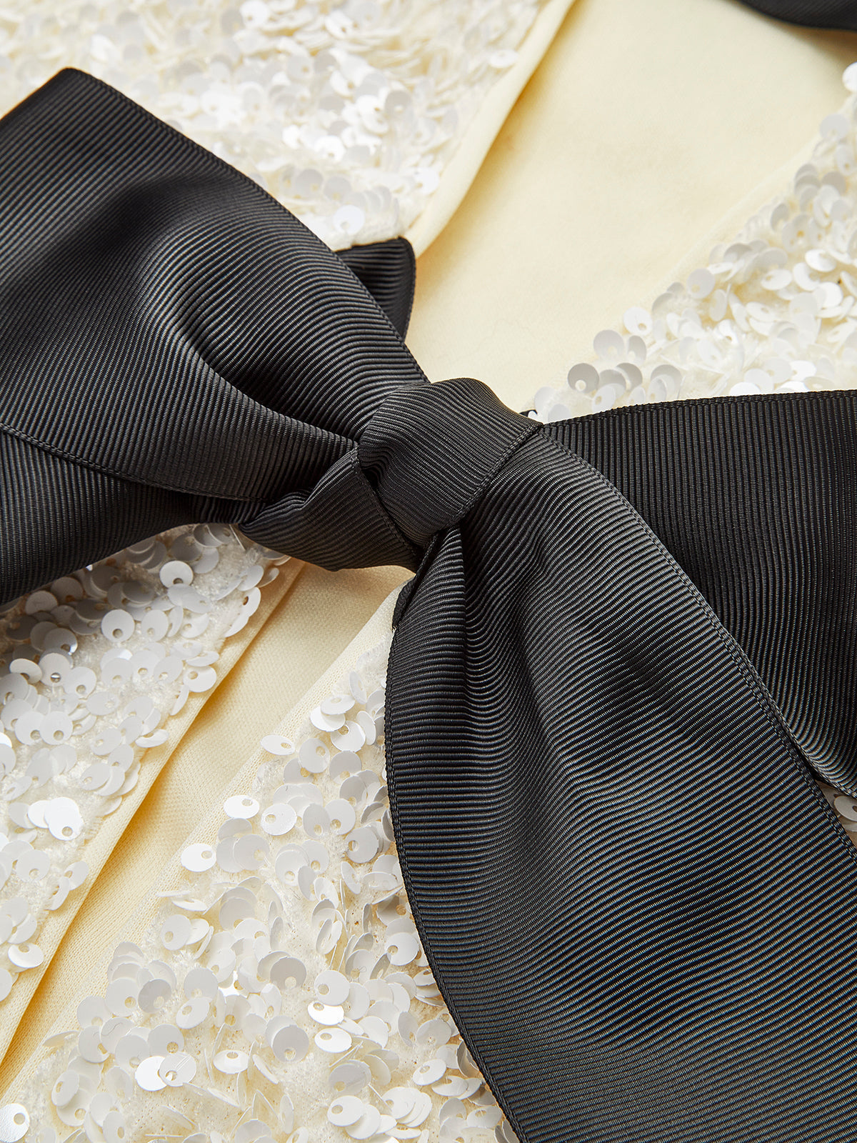 Strukturierte Paillettenjacke mit Samtschleifen