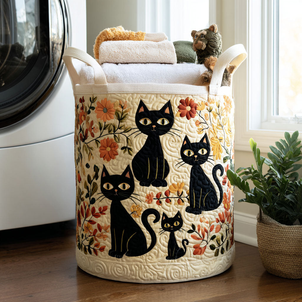 Gepolsterter Korb mit Katzen zwischen Blumen