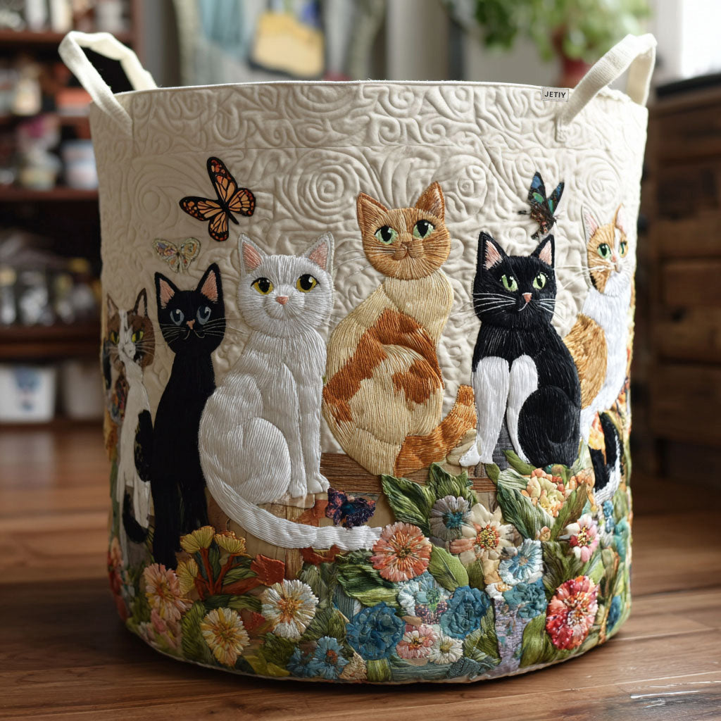 Gepolsterter Korb mit Katzen zwischen Gartenblumen