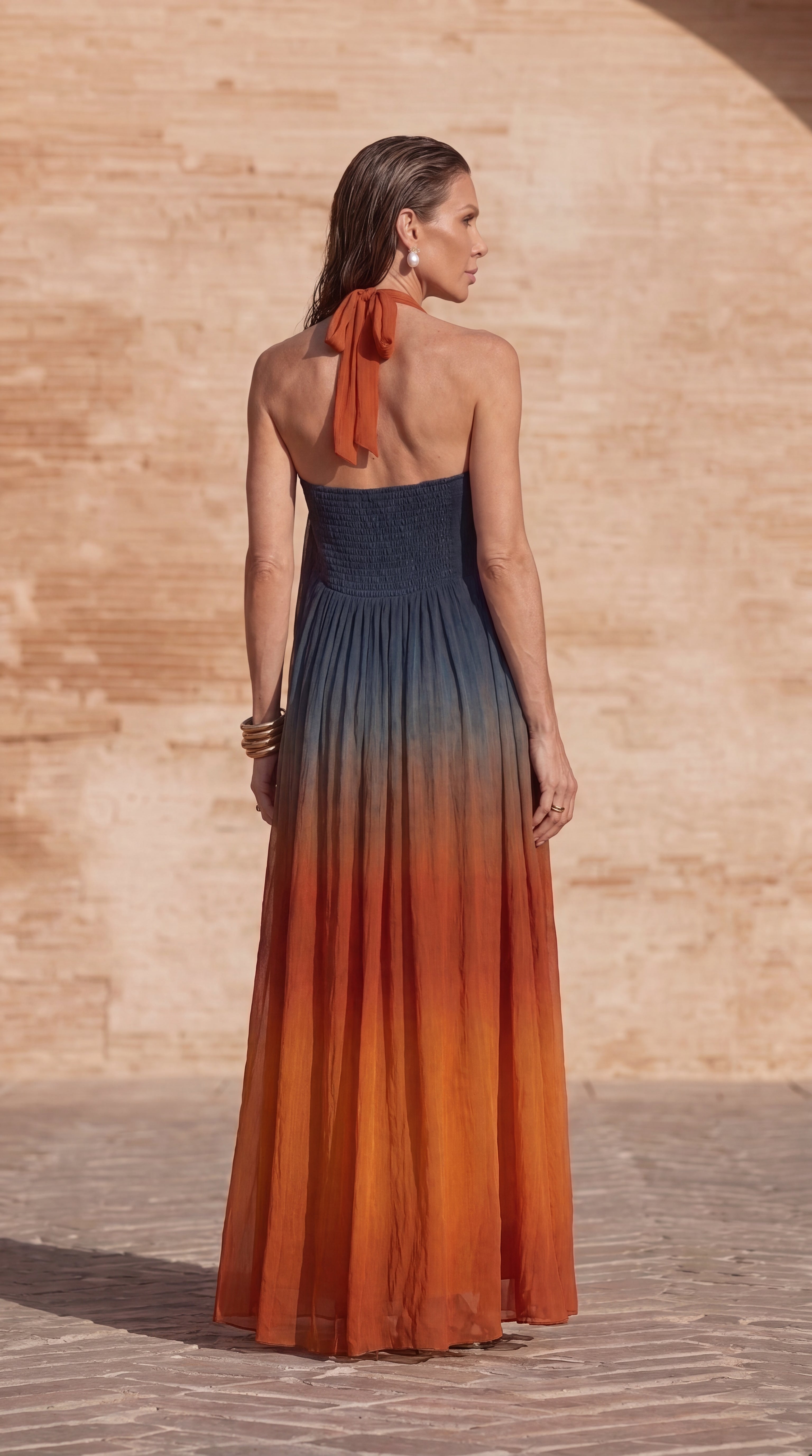 Amara – Plissiertes Neckholderkleid mit Farbverlauf