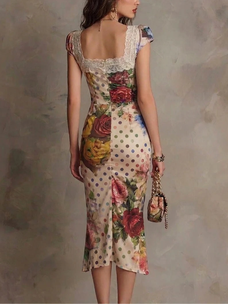 Figurbetontes Midikleid mit Spitzenbesatz, Mustermix und Raffung