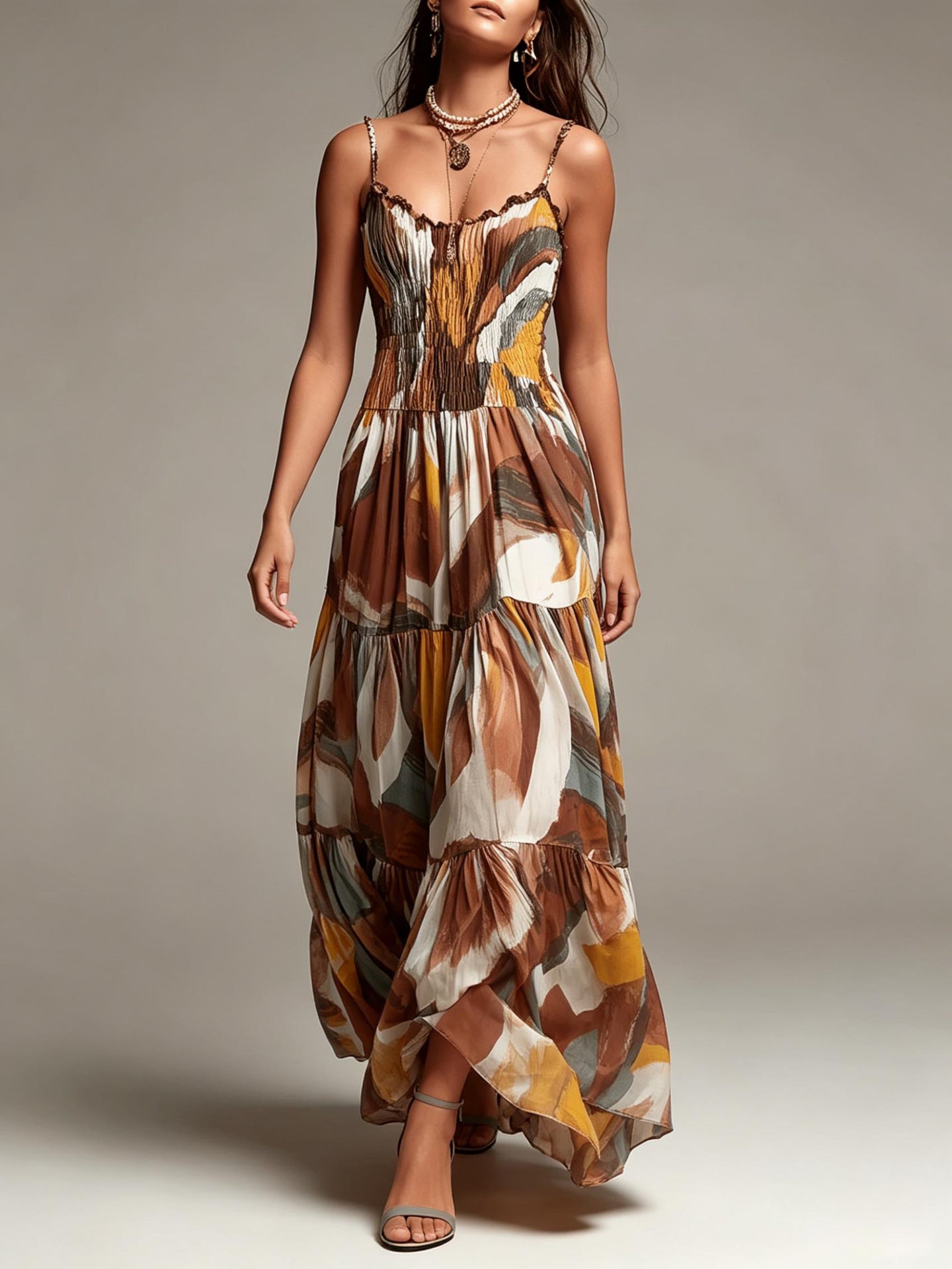Gestuftes Maxikleid mit abstraktem Print und gesmoktem Oberteil