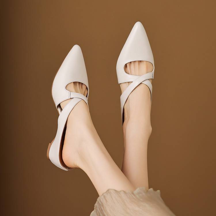 Selva Pumps aus echtem Leder mit gekreuzten Riemen und spitzer Zehenpartie