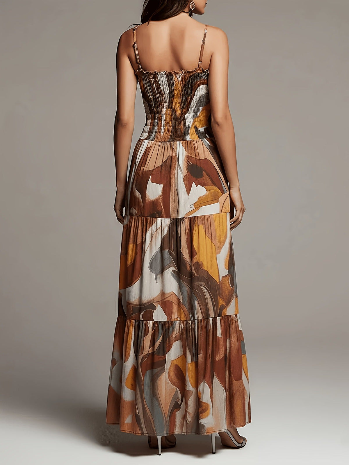 Gestuftes Maxikleid mit abstraktem Print und gesmoktem Oberteil