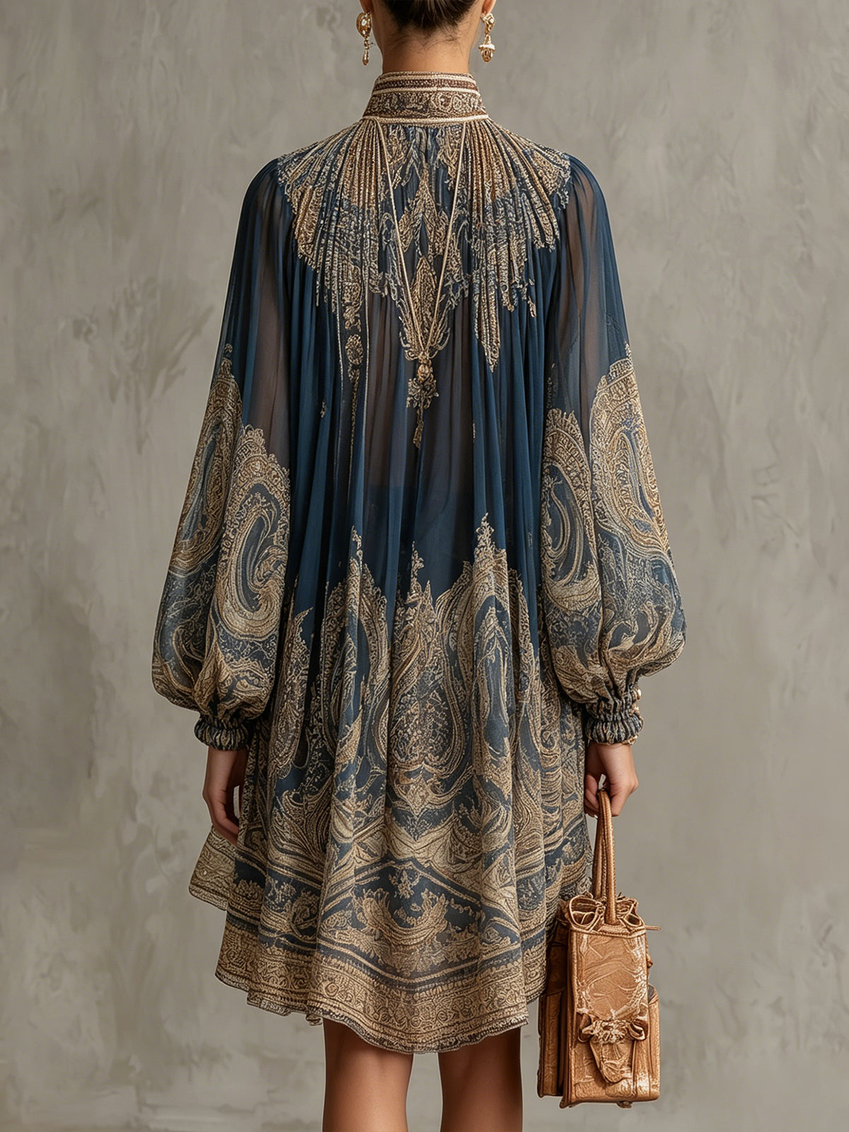 Vibeke – Marineblaues Chiffonkleid mit Barockmuster