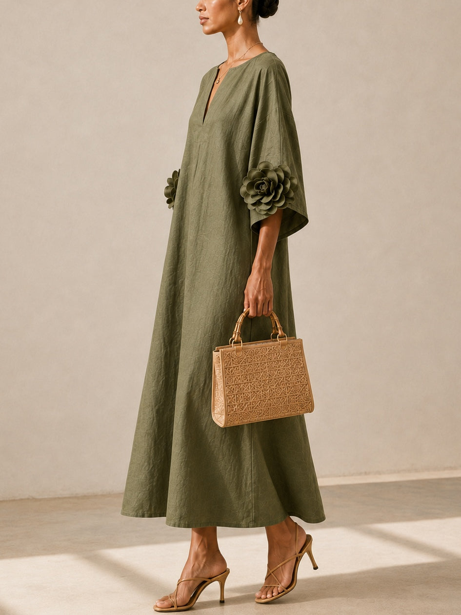 Olivgrünes Midikleid mit V-Ausschnitt und auffälligen Blumenärmeln