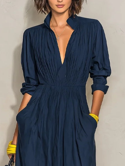 Azurine | Marineblaues langes Plisseekleid mit V-Ausschnitt