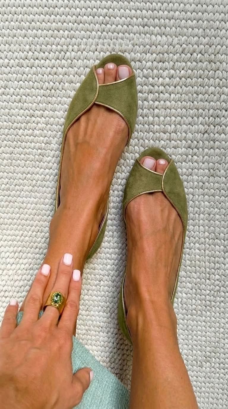 D'Orsay-Ballerinas aus Wildleder mit offener Zehenpartie in Beige und Gold