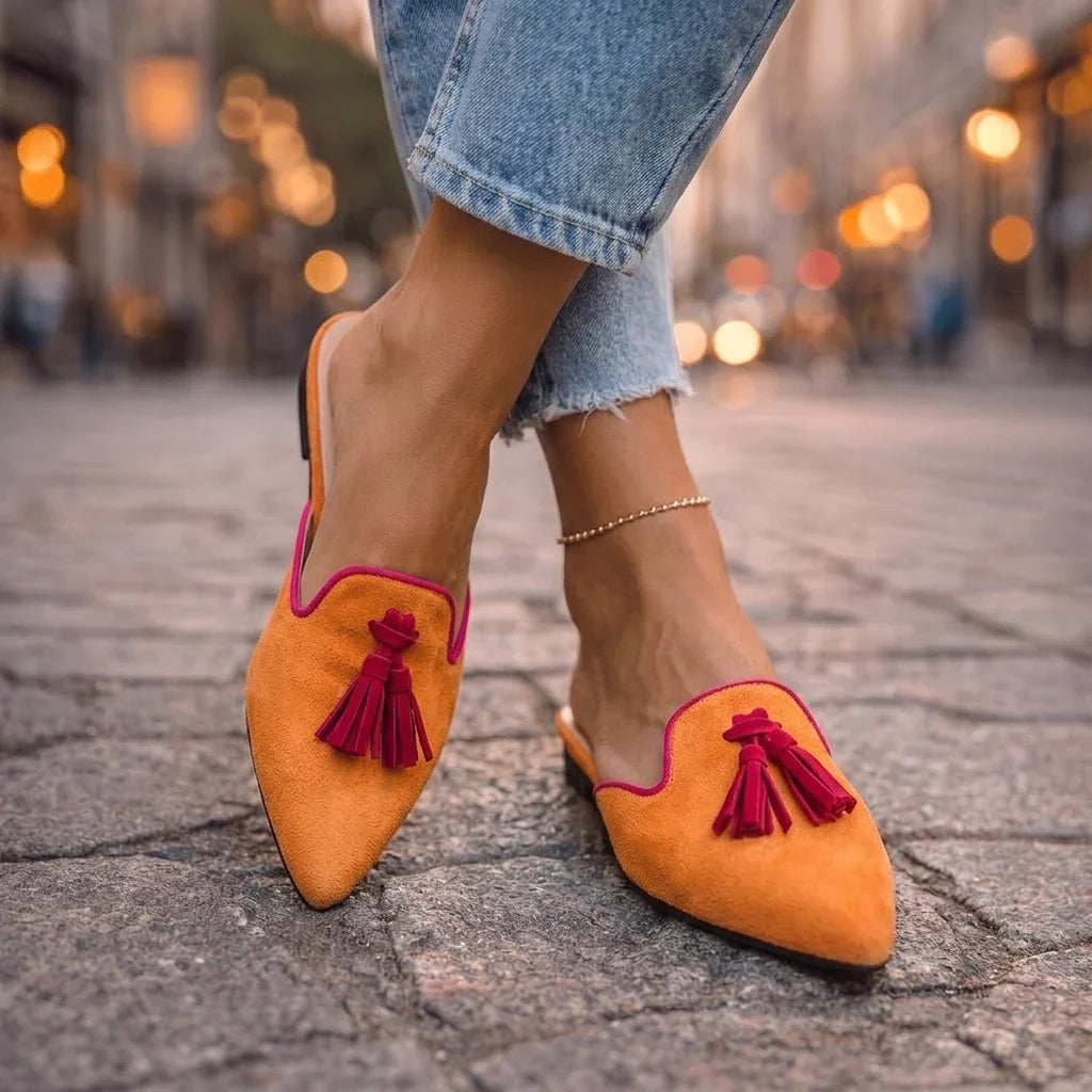 Serafina Mules mit spitzer Zehenpartie und Quasten