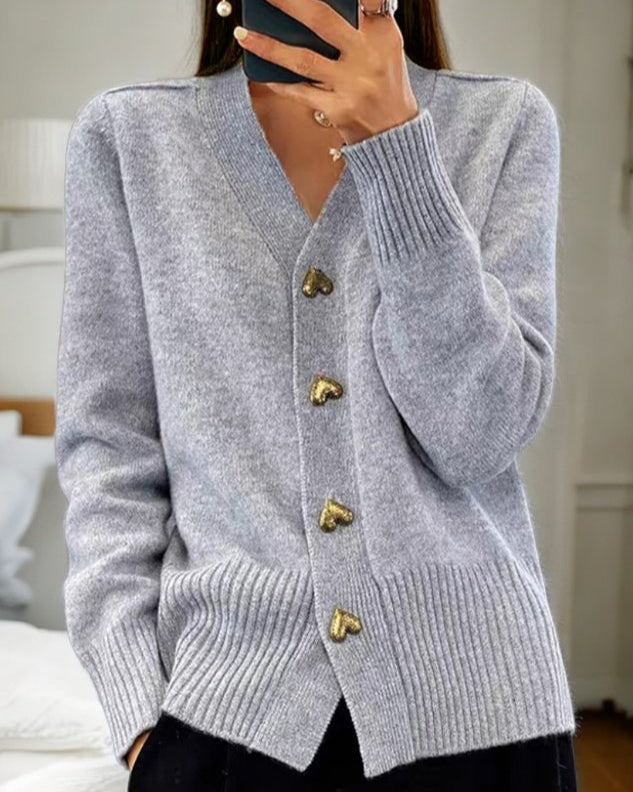 Michaela – Cardigan mit V-Ausschnitt und Herzknöpfen