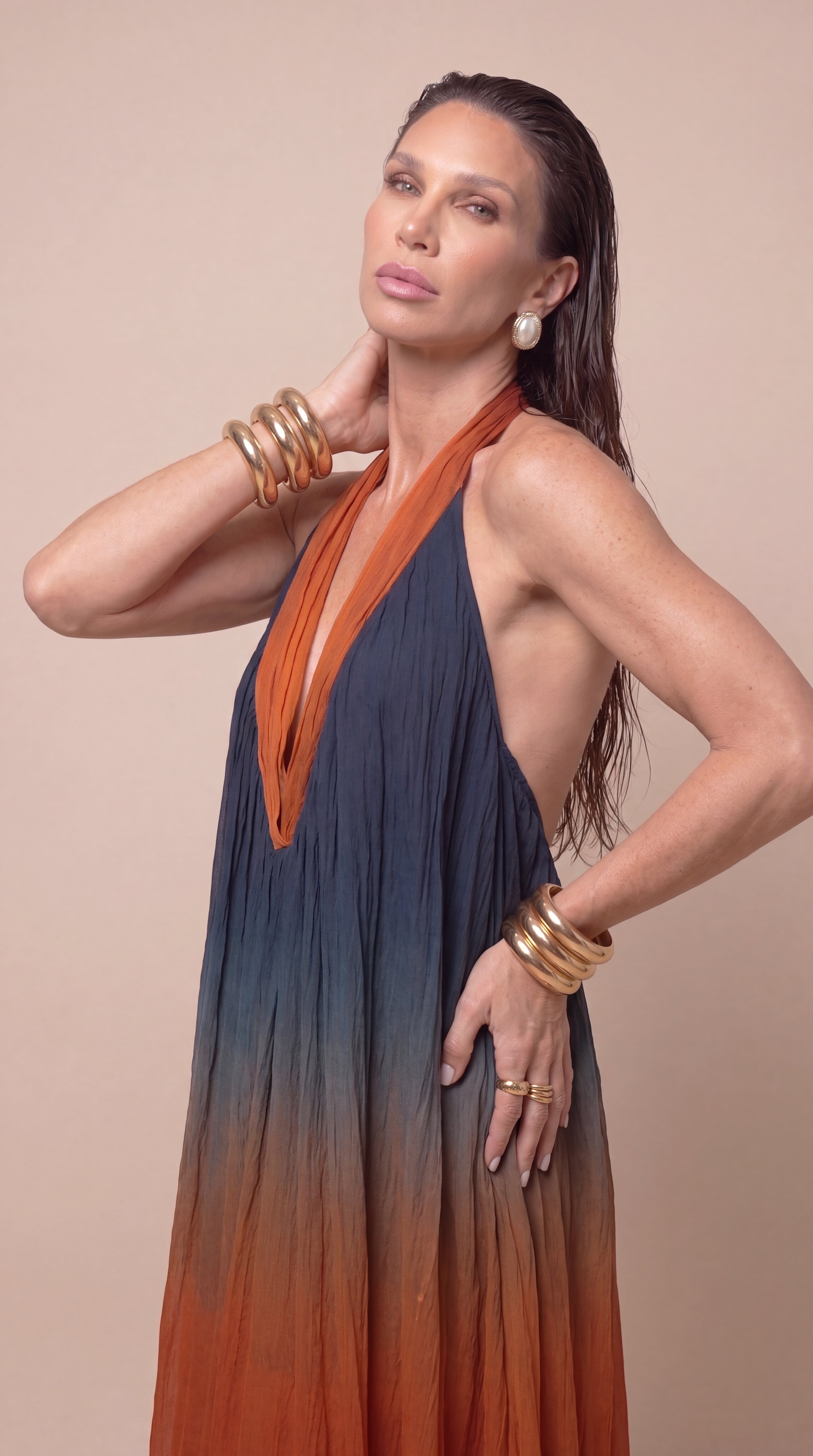 Amara – Plissiertes Neckholderkleid mit Farbverlauf
