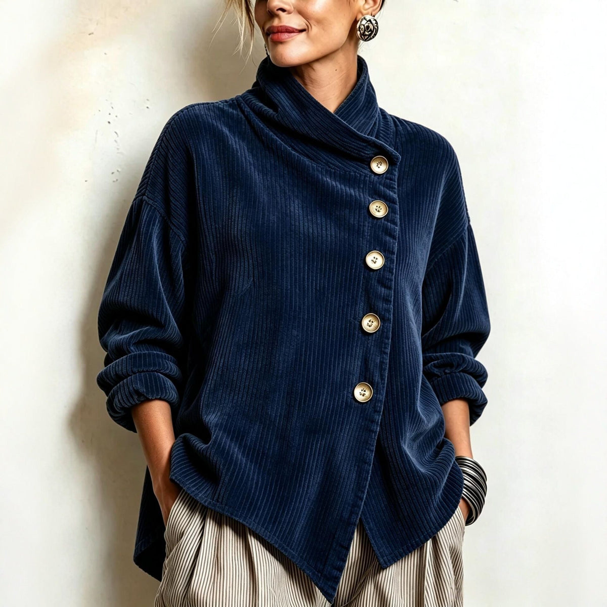 Lucilla | Cord-Top mit diagonaler Knopfleiste, Olivgrün