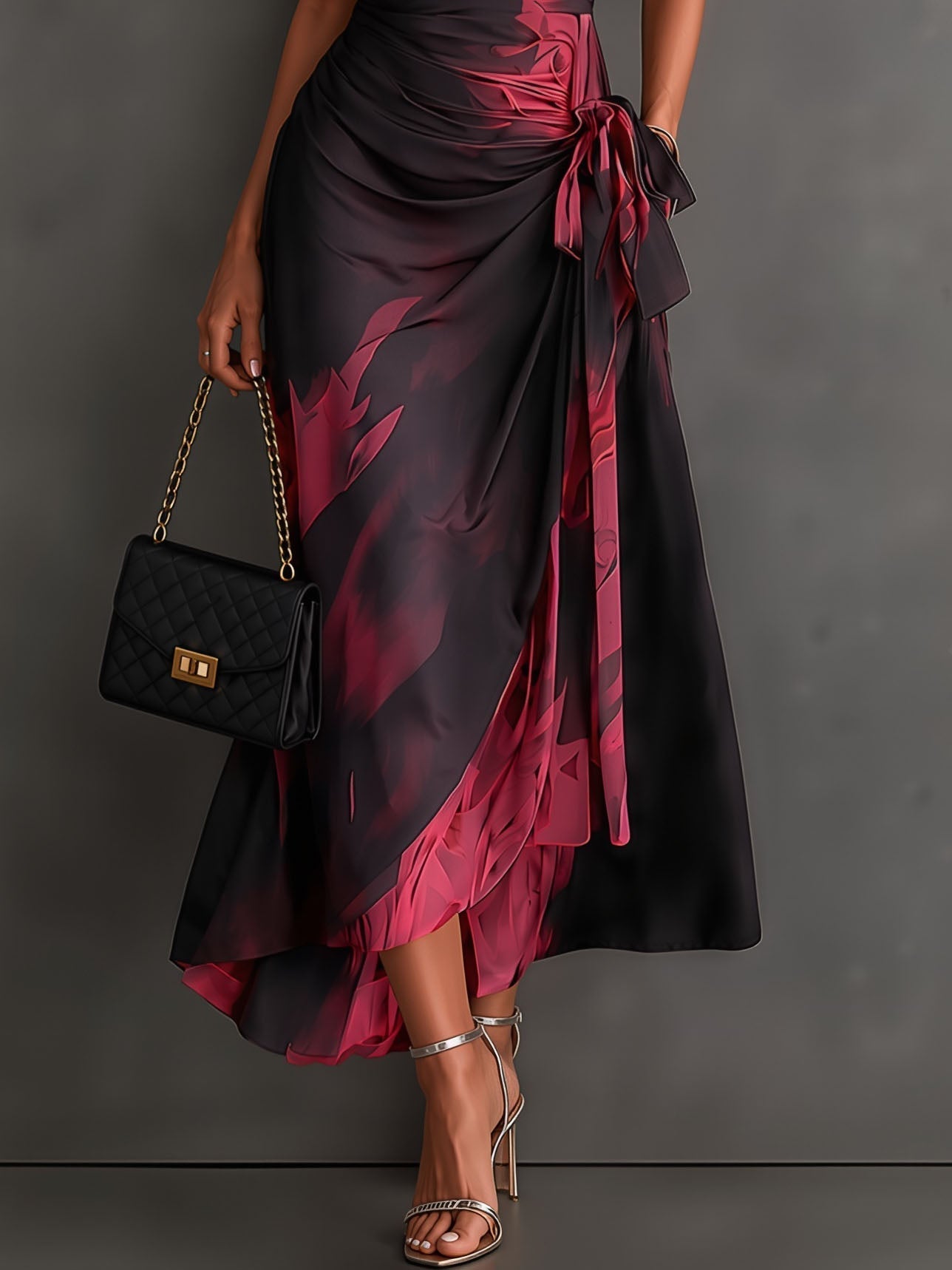 Midi-Wickelkleid mit abstraktem rot-schwarzem Print, V-Ausschnitt, kurzen Ärmeln, Bindegürtel und asymmetrischem Volantsaum