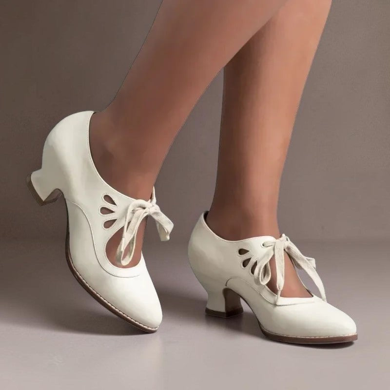 Jytte | Elegante Pumps mit verstellbarem Riemen und Schnürdetail