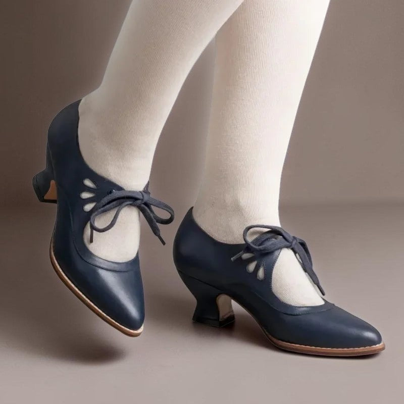 Jytte | Elegante Pumps mit verstellbarem Riemen und Schnürdetail