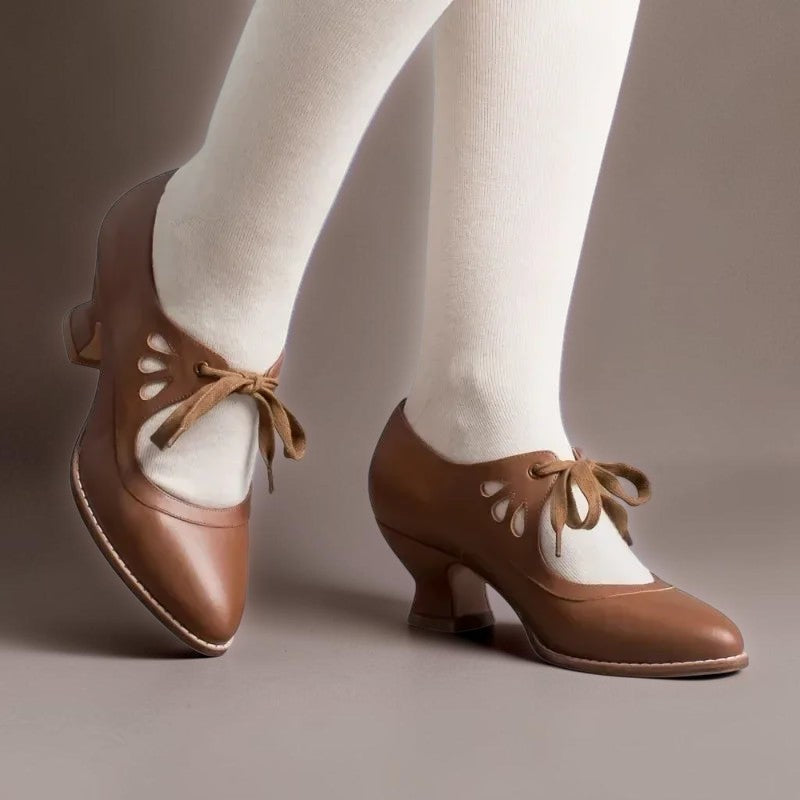 Jytte | Elegante Pumps mit verstellbarem Riemen und Schnürdetail