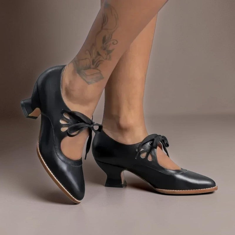 Jytte | Elegante Pumps mit verstellbarem Riemen und Schnürdetail