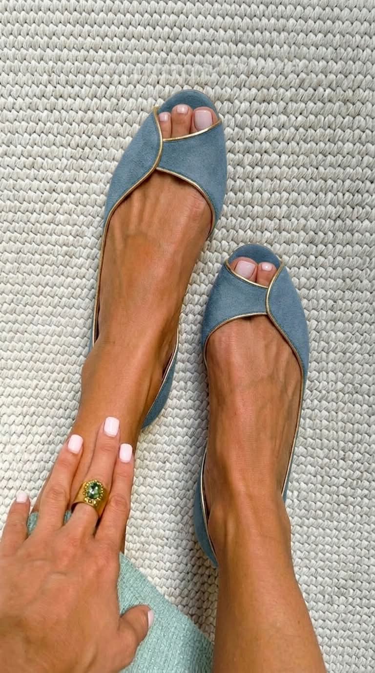 D'Orsay-Ballerinas aus Wildleder mit offener Zehenpartie in Beige und Gold