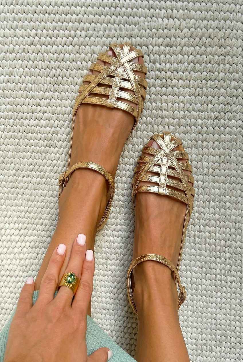 Flache Sandalen mit geschlossener Zehenpartie, Cage-Design und Knöchelriemen