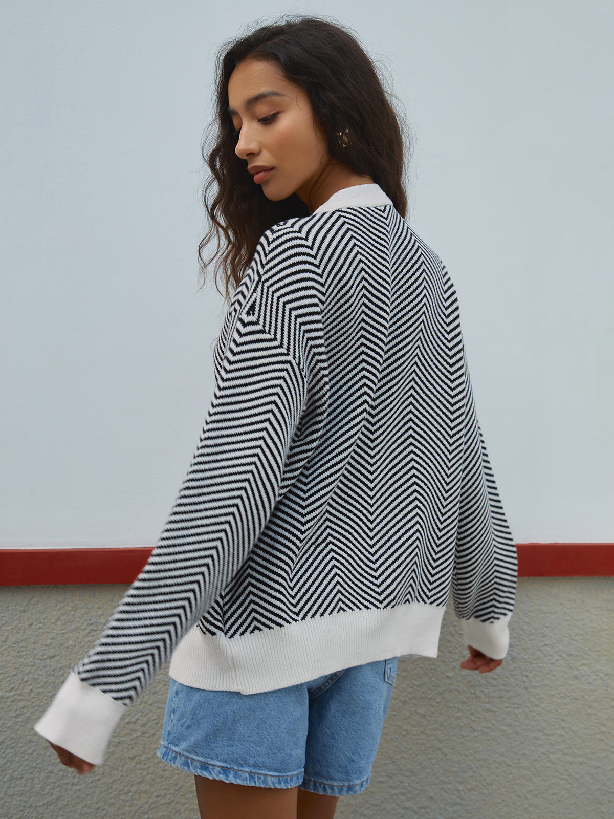 Chevron-Cardigan mit Kontrastknöpfen