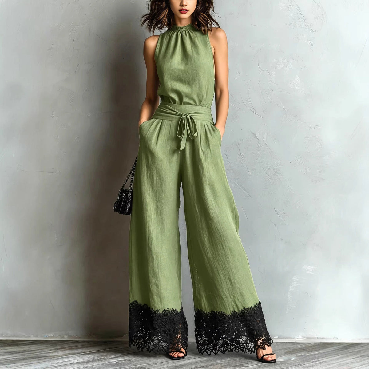 Jumpsuit mit Neckholder, Spitzenbesatz, weitem Bein und Gürtel