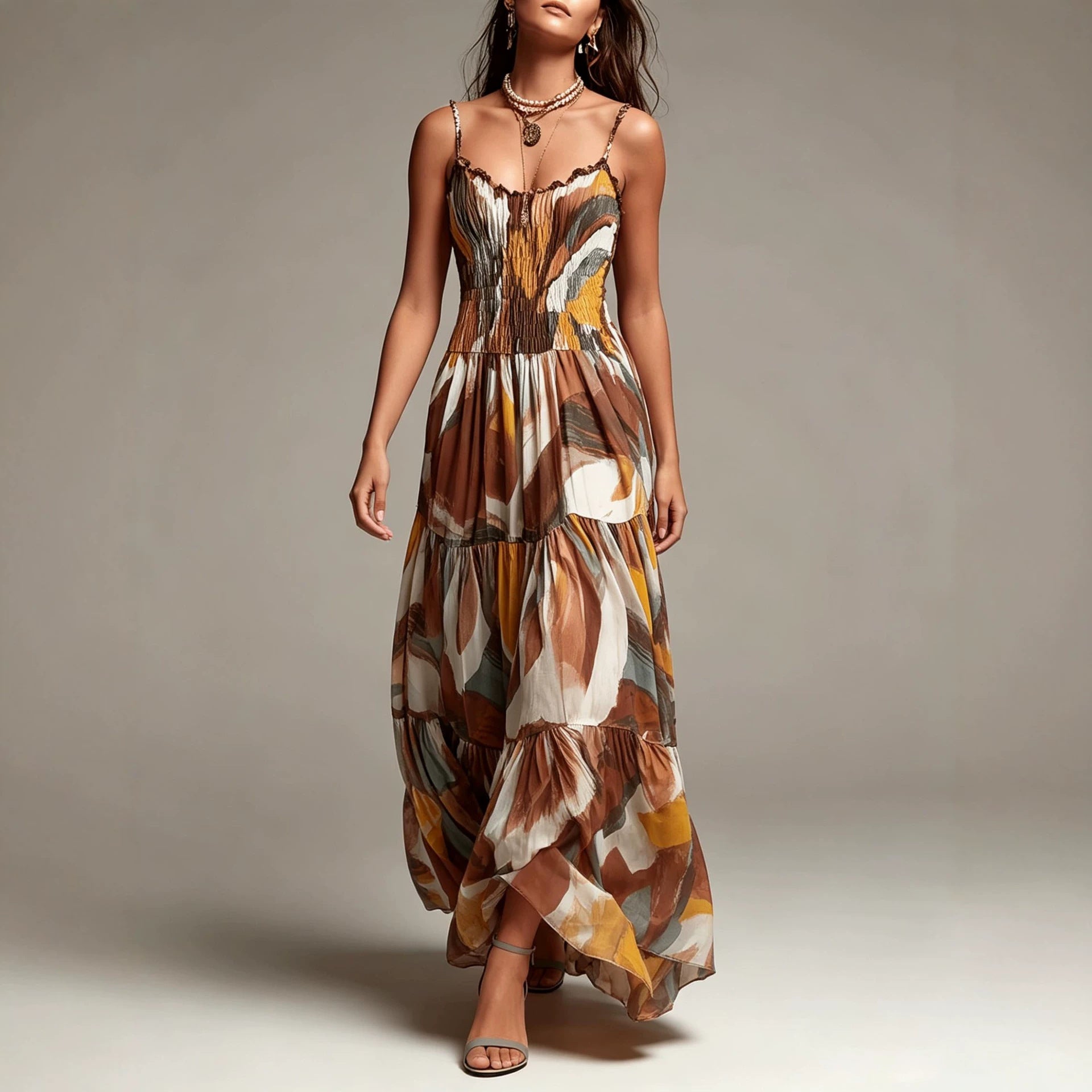 Gestuftes Maxikleid mit abstraktem Print und gesmoktem Oberteil