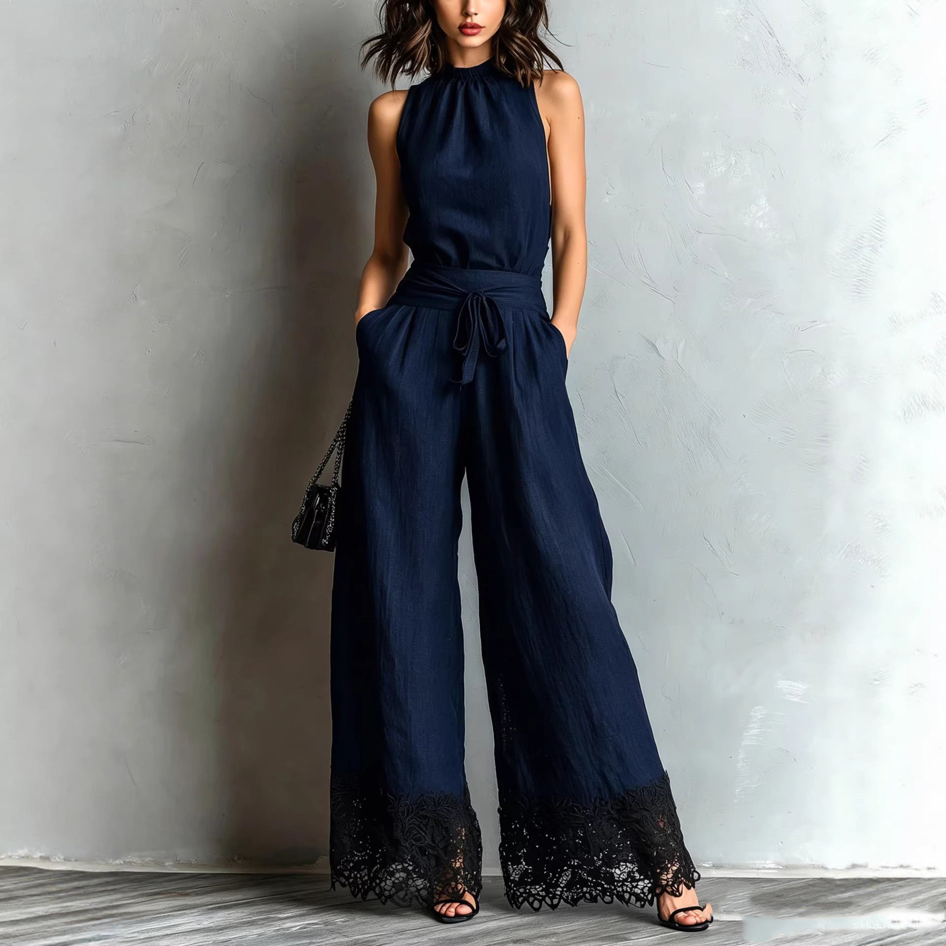 Jumpsuit mit Neckholder, Spitzenbesatz, weitem Bein und Gürtel