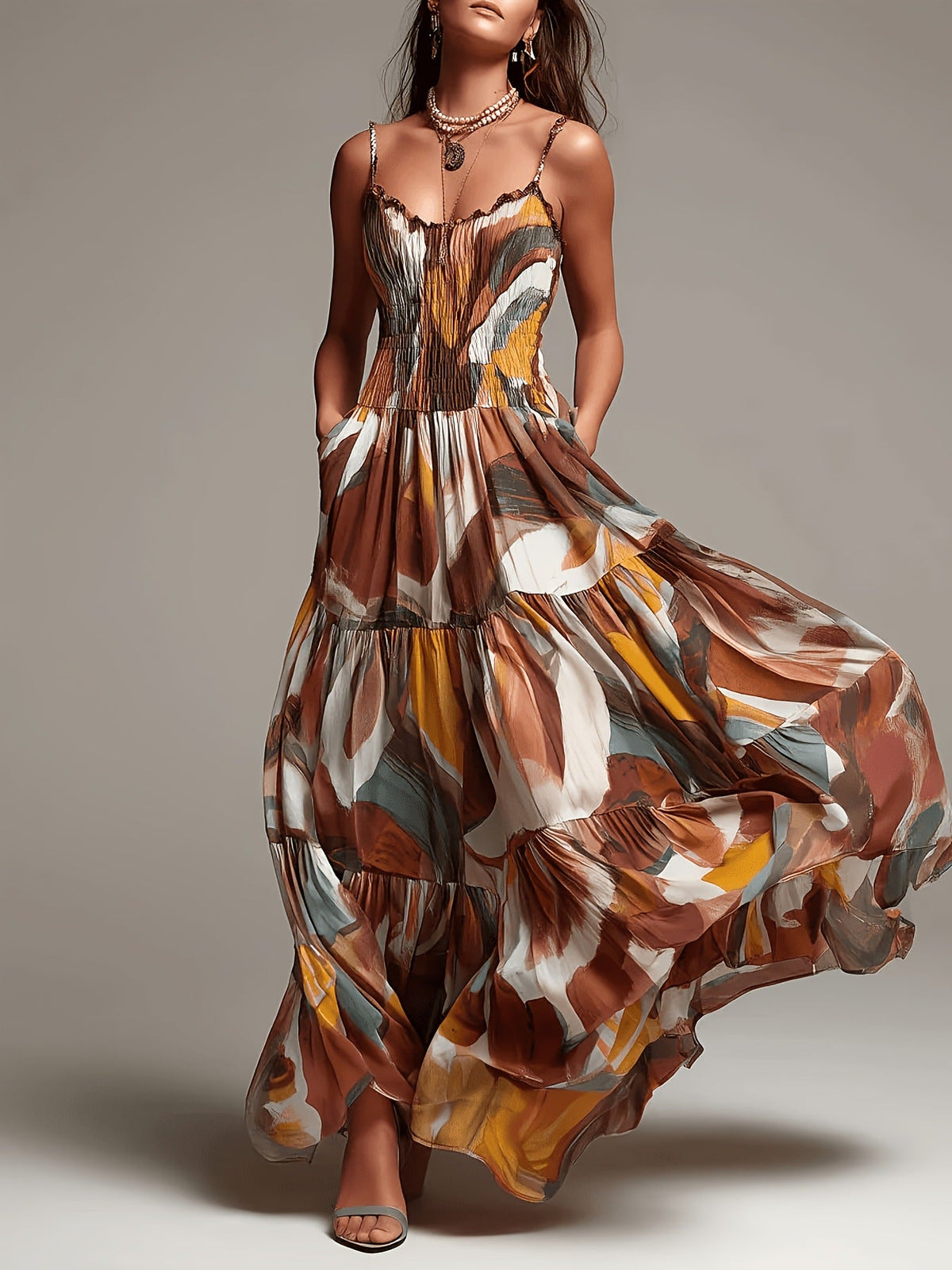 Gestuftes Maxikleid mit abstraktem Print und gesmoktem Oberteil