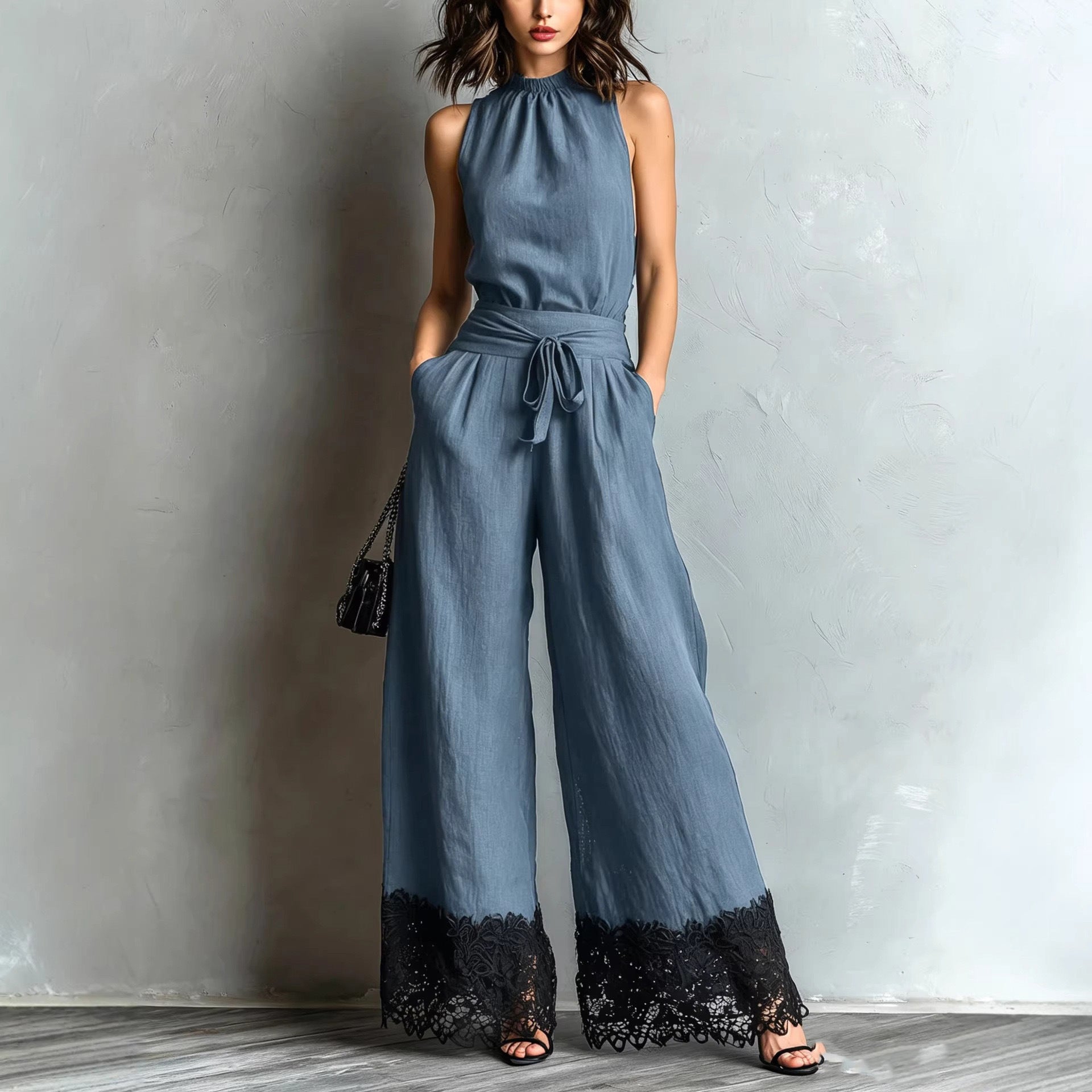 Jumpsuit mit Neckholder, Spitzenbesatz, weitem Bein und Gürtel