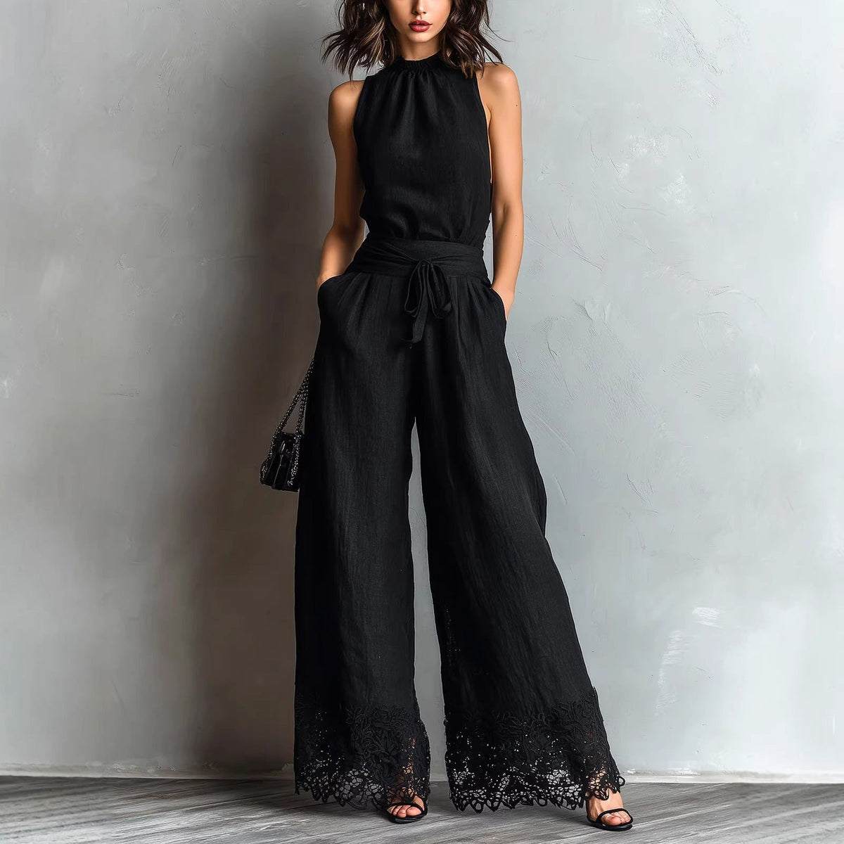 Jumpsuit mit Neckholder, Spitzenbesatz, weitem Bein und Gürtel