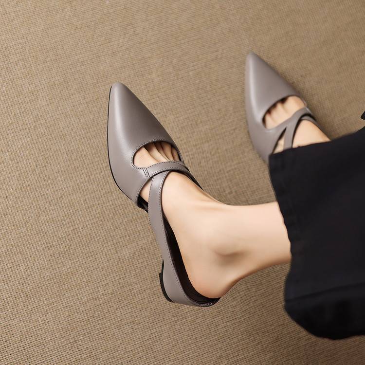 Selva Pumps aus echtem Leder mit gekreuzten Riemen und spitzer Zehenpartie