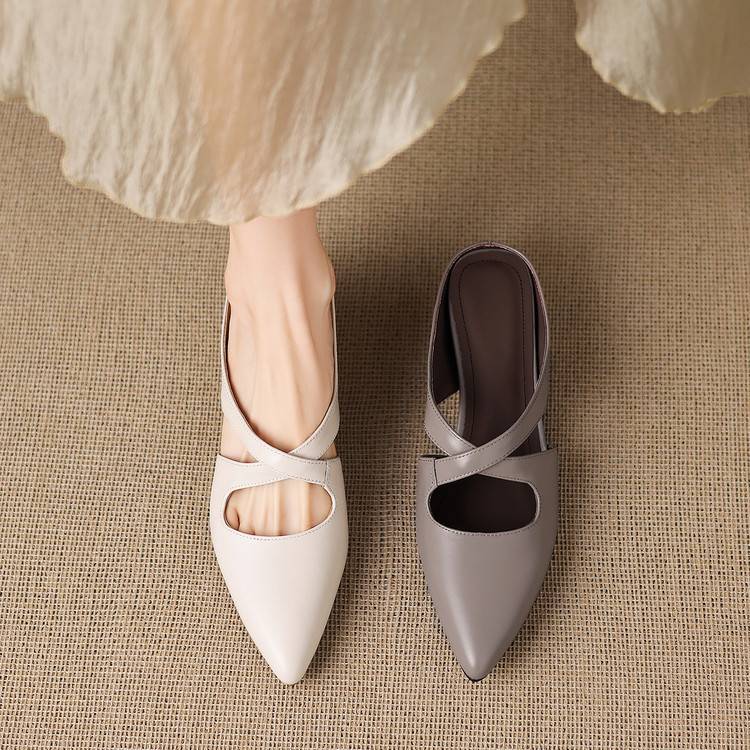 Selva Pumps aus echtem Leder mit gekreuzten Riemen und spitzer Zehenpartie