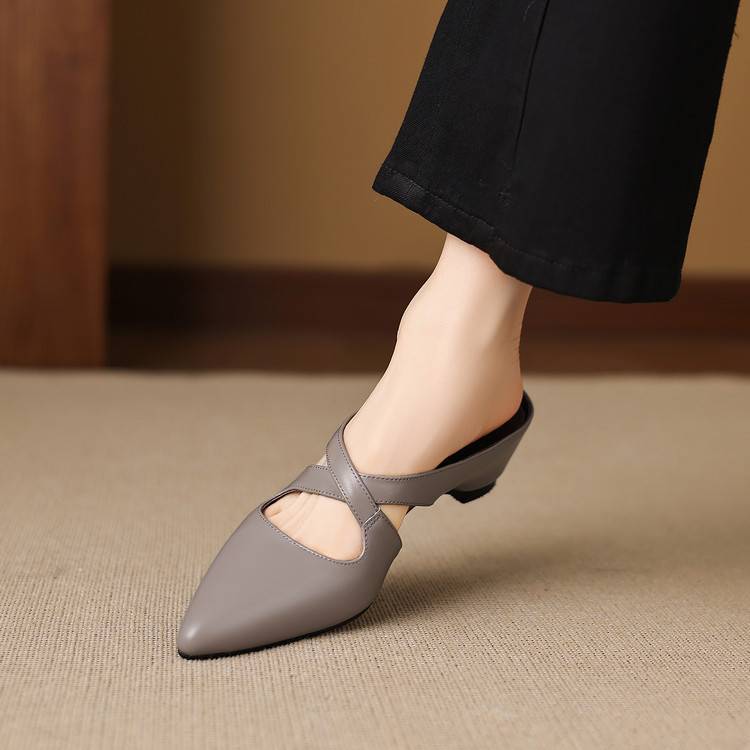 Selva Pumps aus echtem Leder mit gekreuzten Riemen und spitzer Zehenpartie