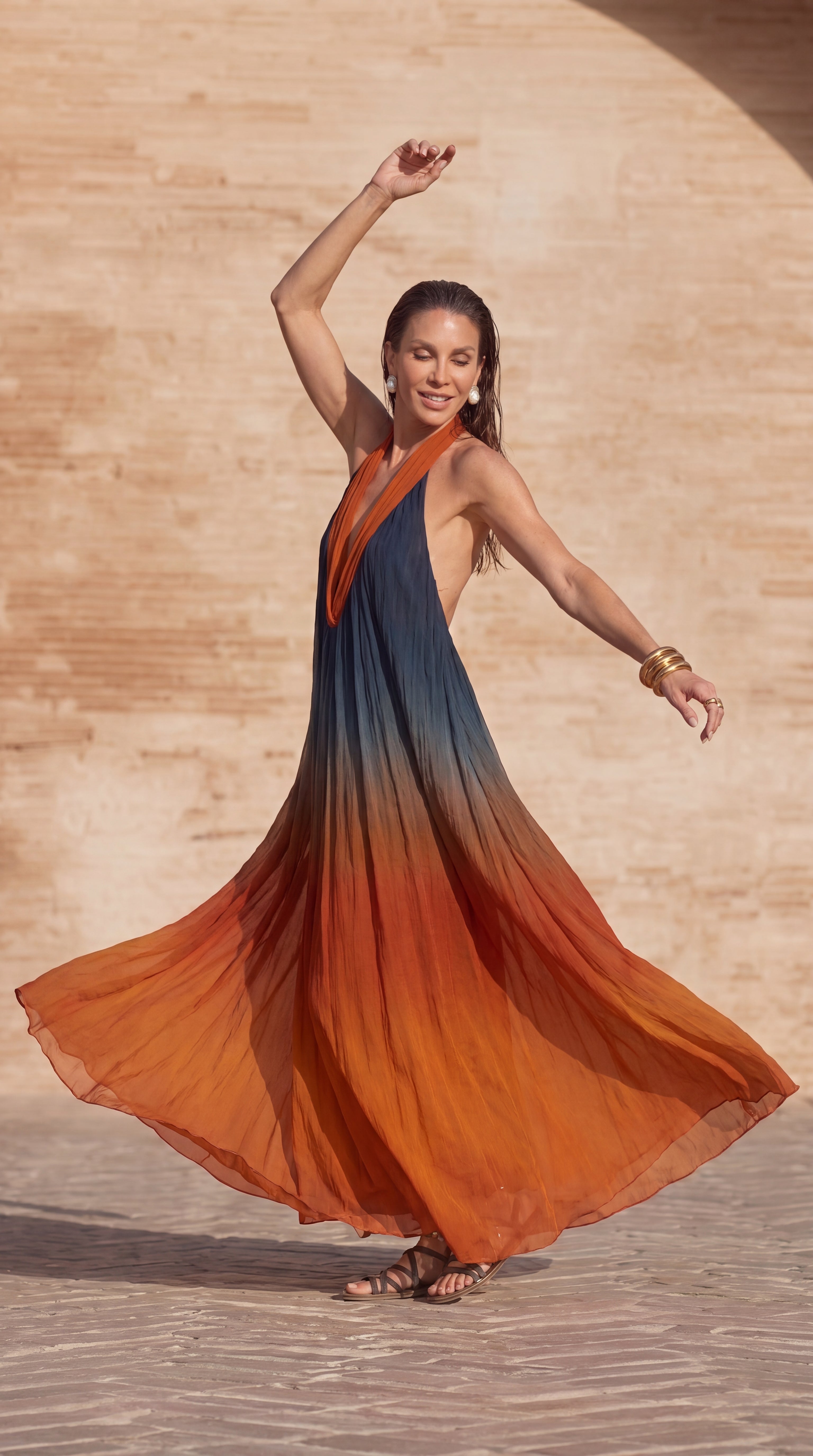 Amara – Plissiertes Neckholderkleid mit Farbverlauf