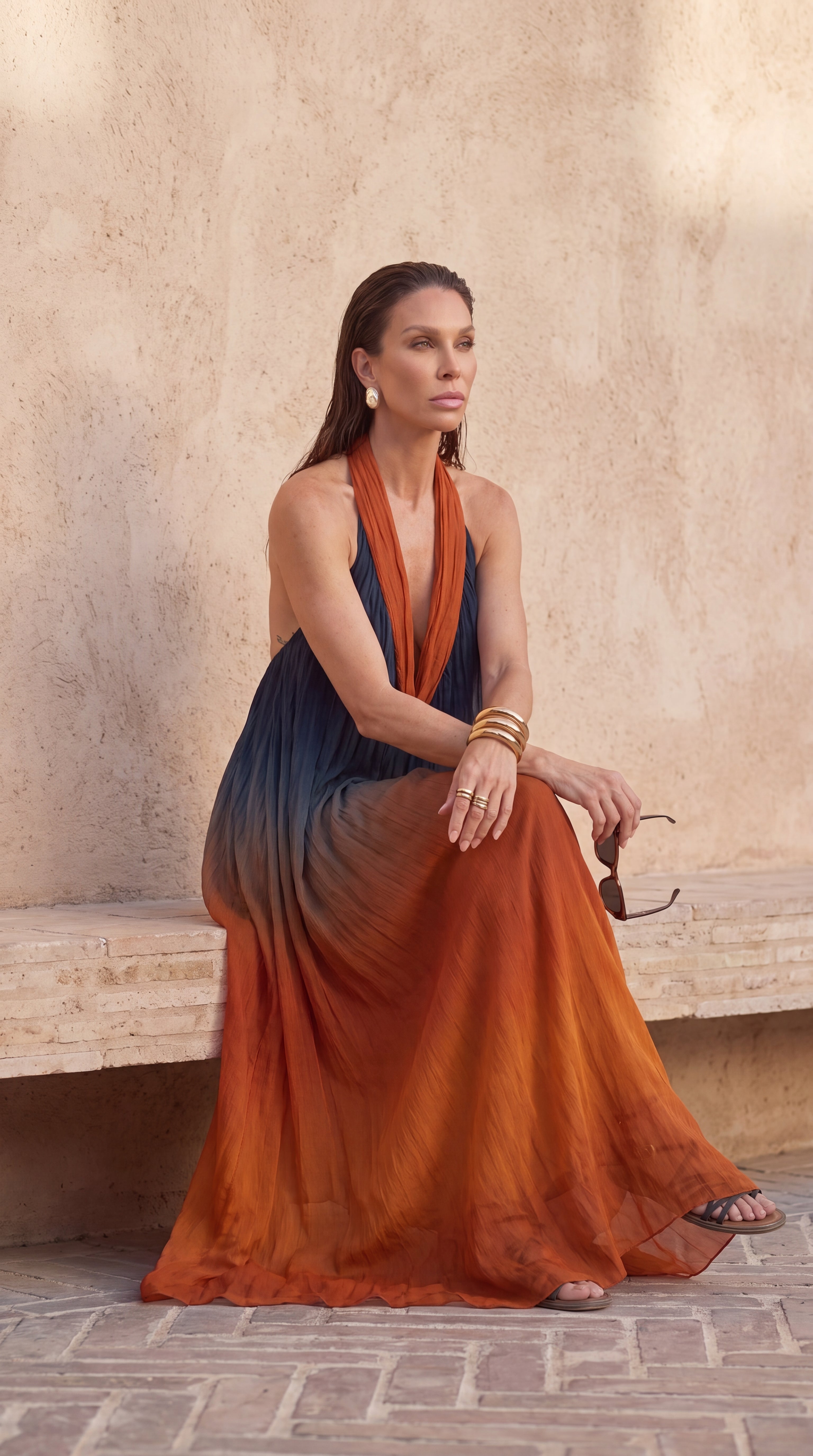Amara – Plissiertes Neckholderkleid mit Farbverlauf