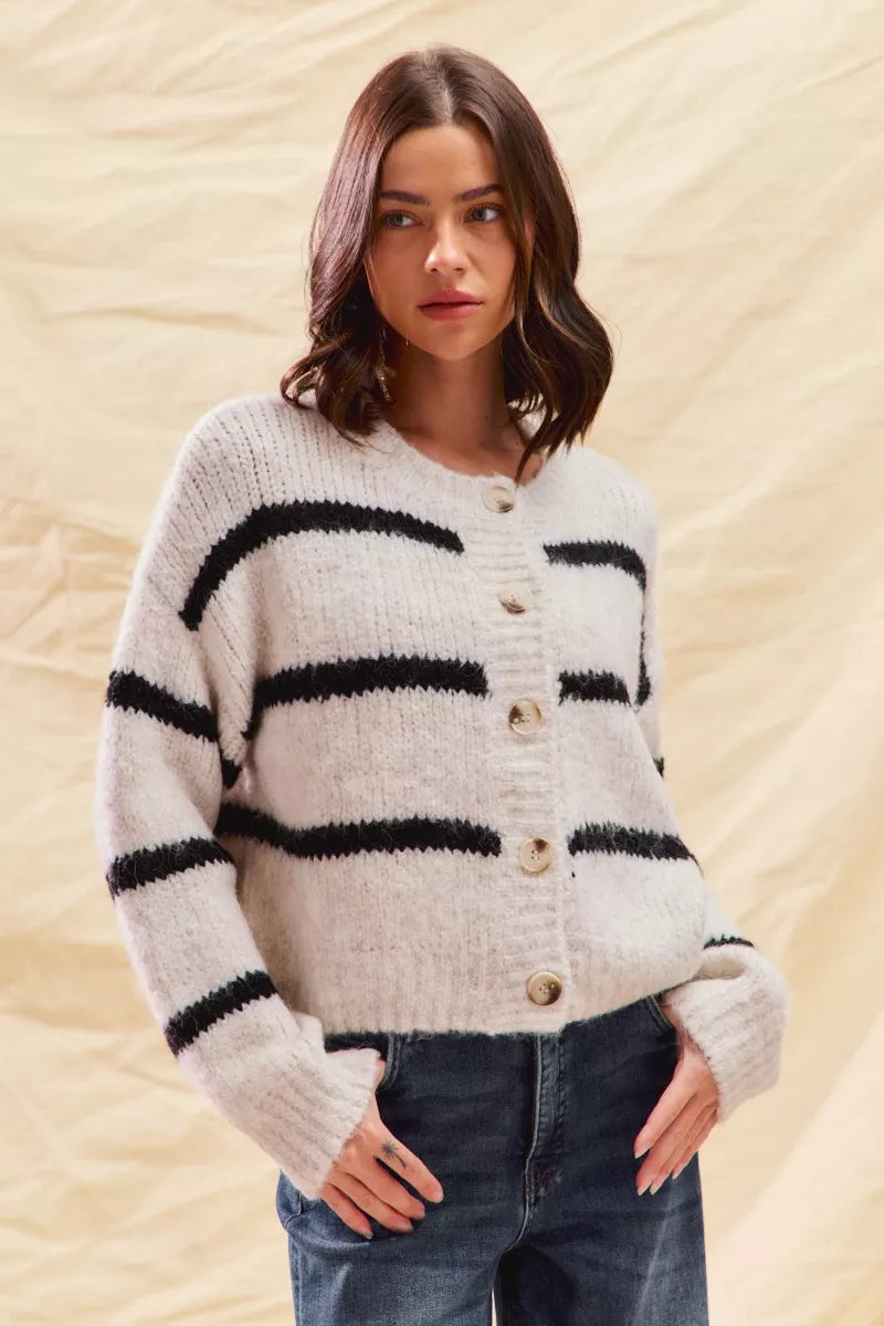 Gestreifte Wintercardigan mit Knöpfen – Klassischer Strick