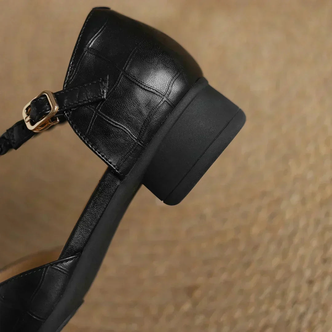 Johanne | Flache Lederschuhe mit T-Riemen
