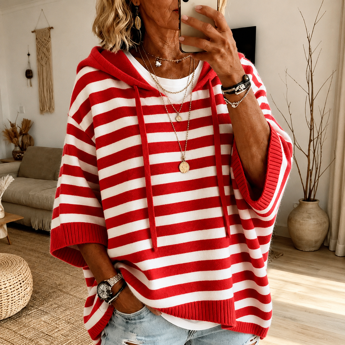 Charlotte | Gestreifter Poncho-Pullover mit Kapuze in Rot
