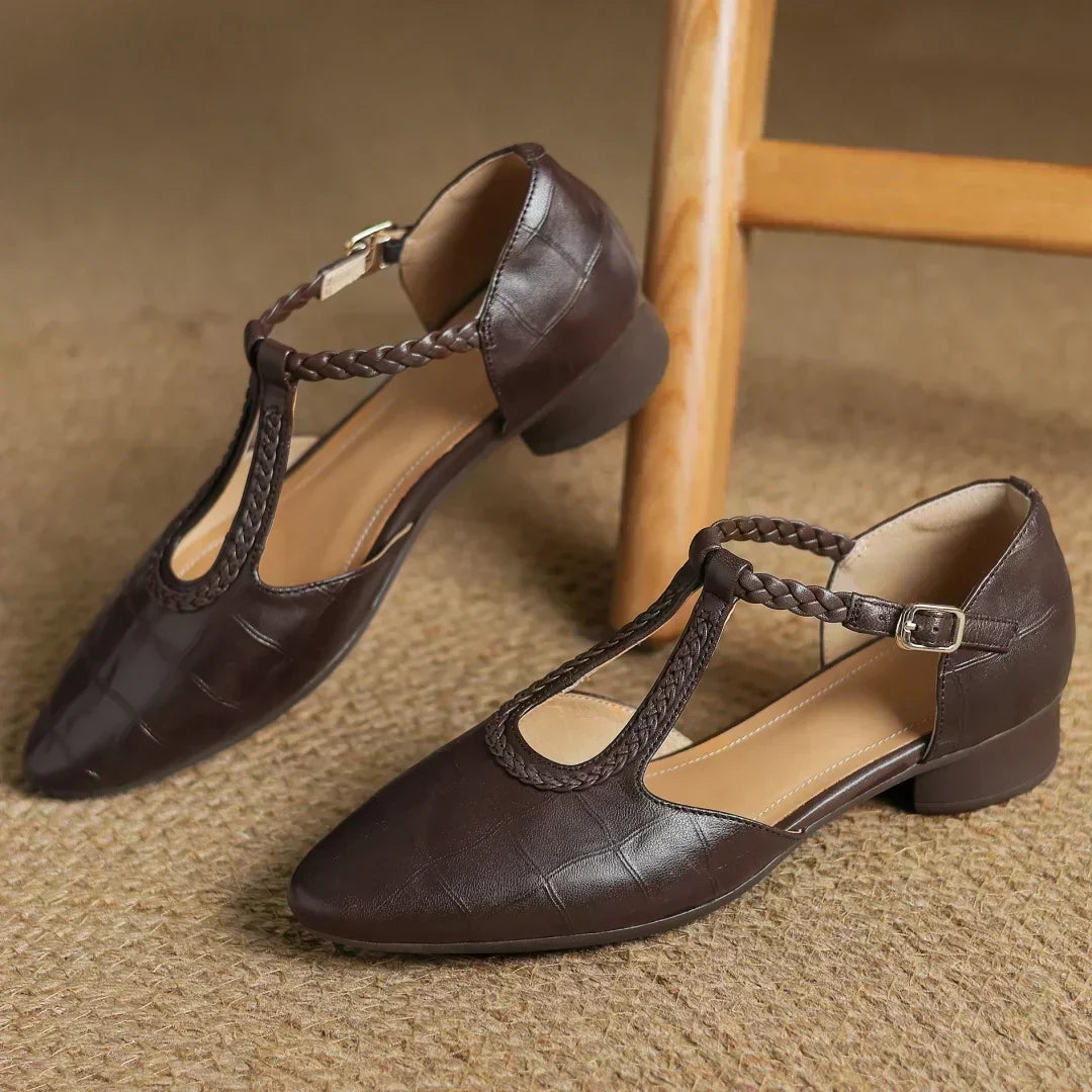 Johanne | Flache Lederschuhe mit T-Riemen
