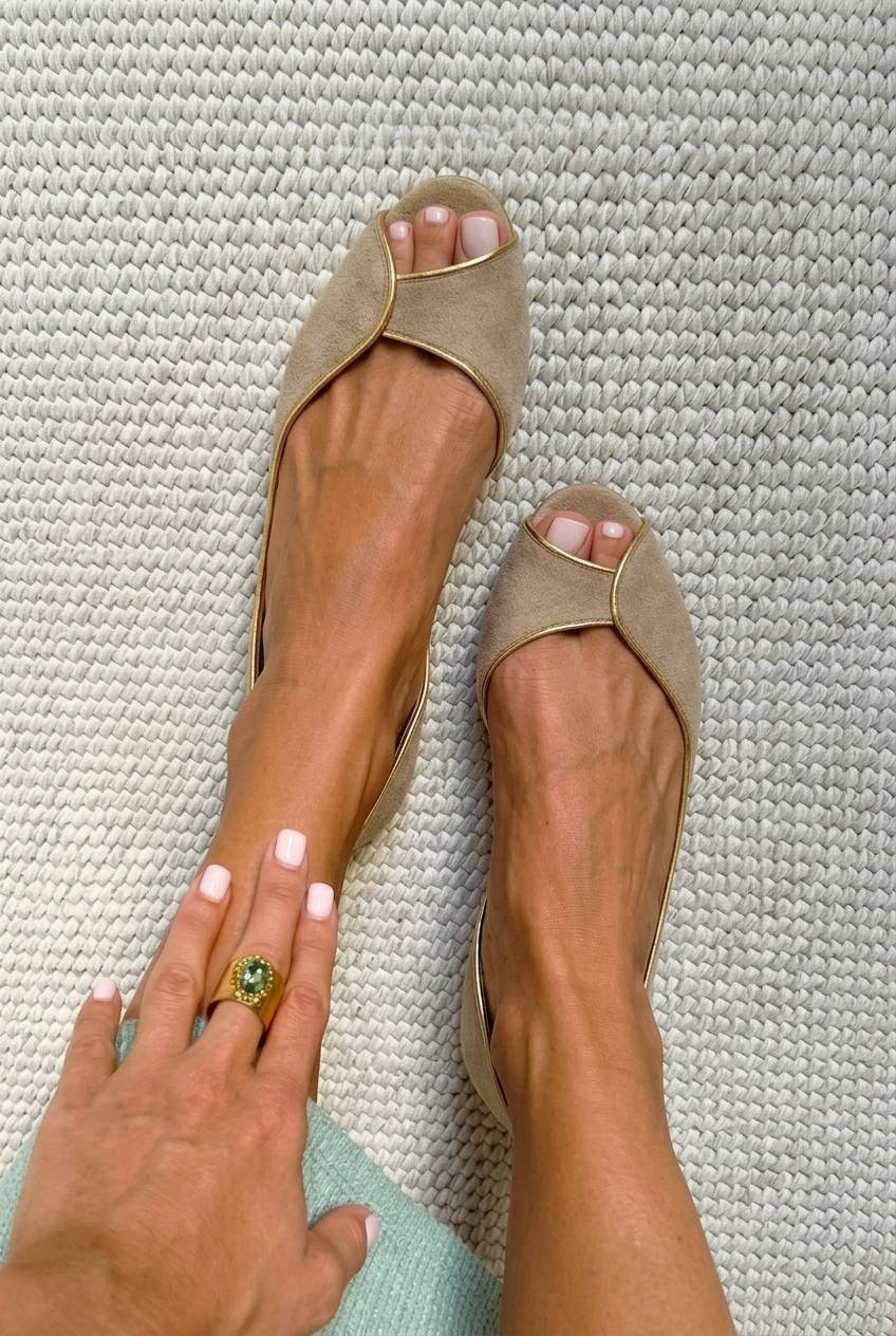 D'Orsay-Ballerinas aus Wildleder mit offener Zehenpartie in Beige und Gold