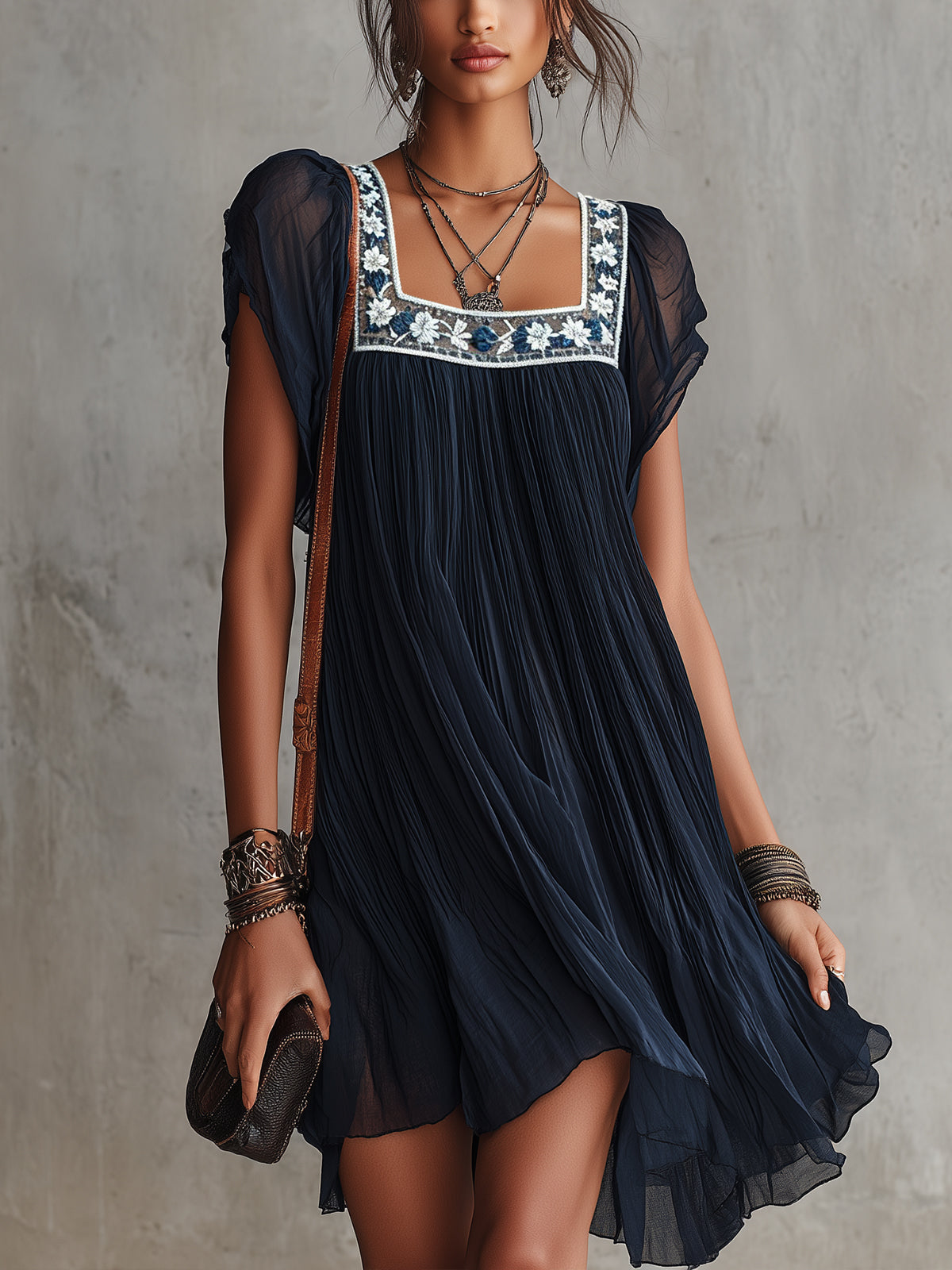 Apolline – Plissiertes Minikleid mit Blumenstickerei