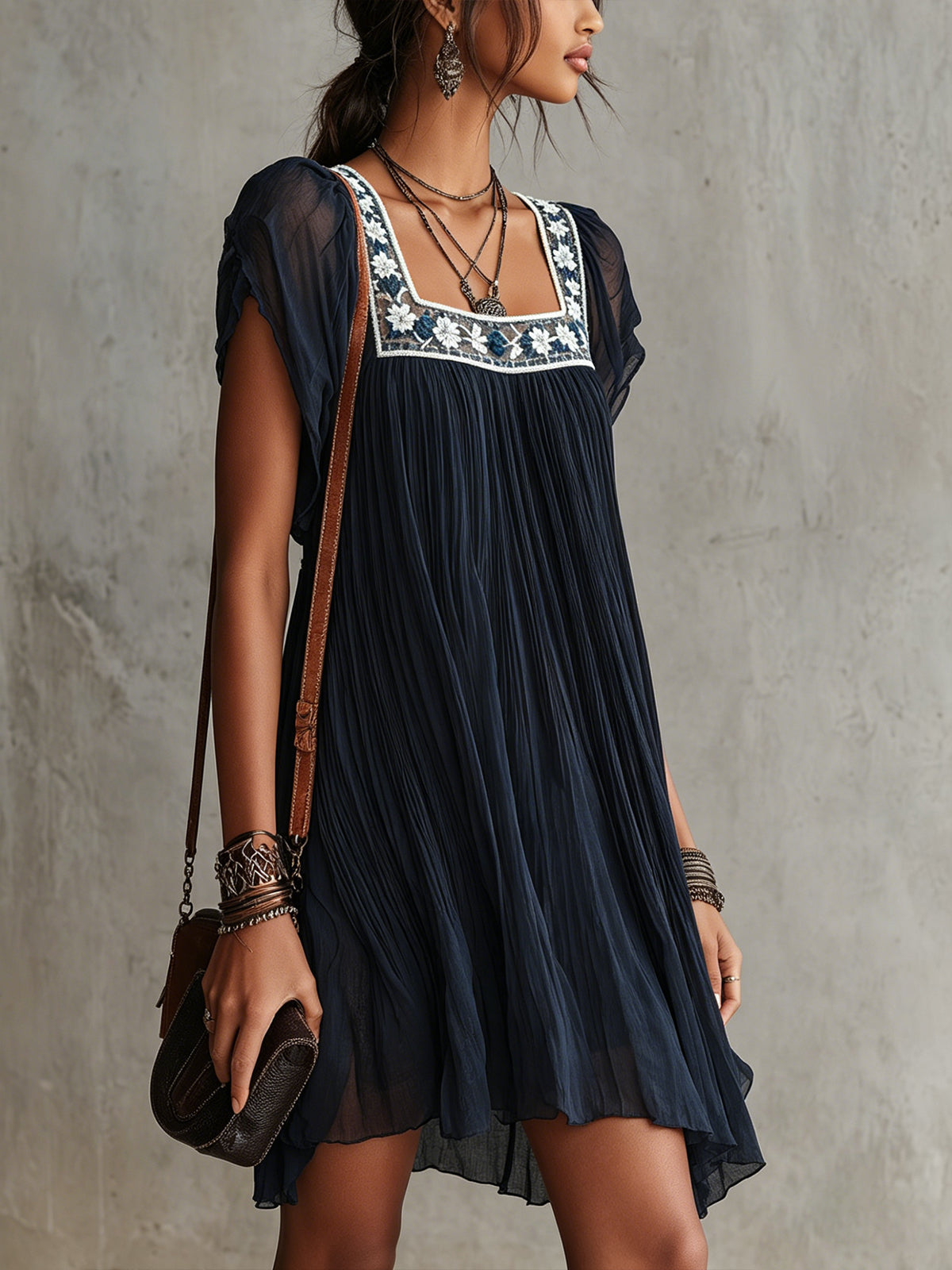 Apolline – Plissiertes Minikleid mit Blumenstickerei