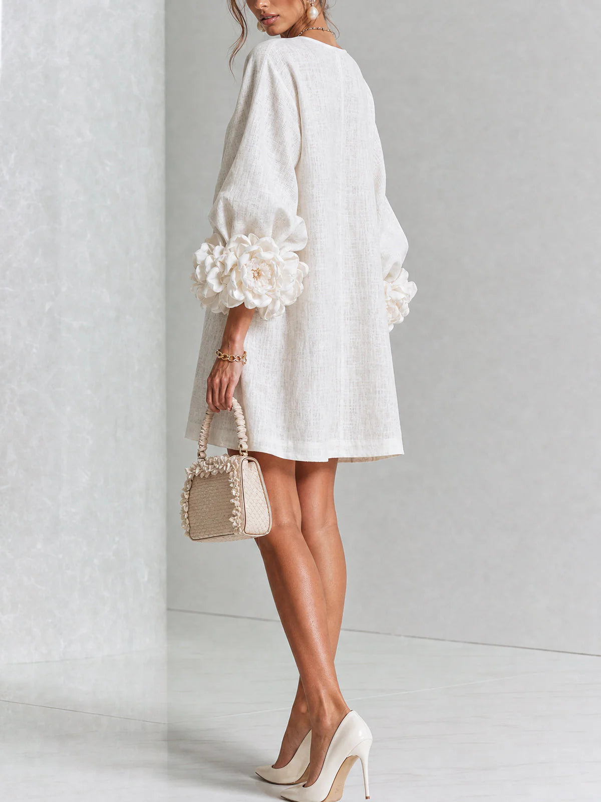 Elena – Minikleid mit floralen Manschetten
