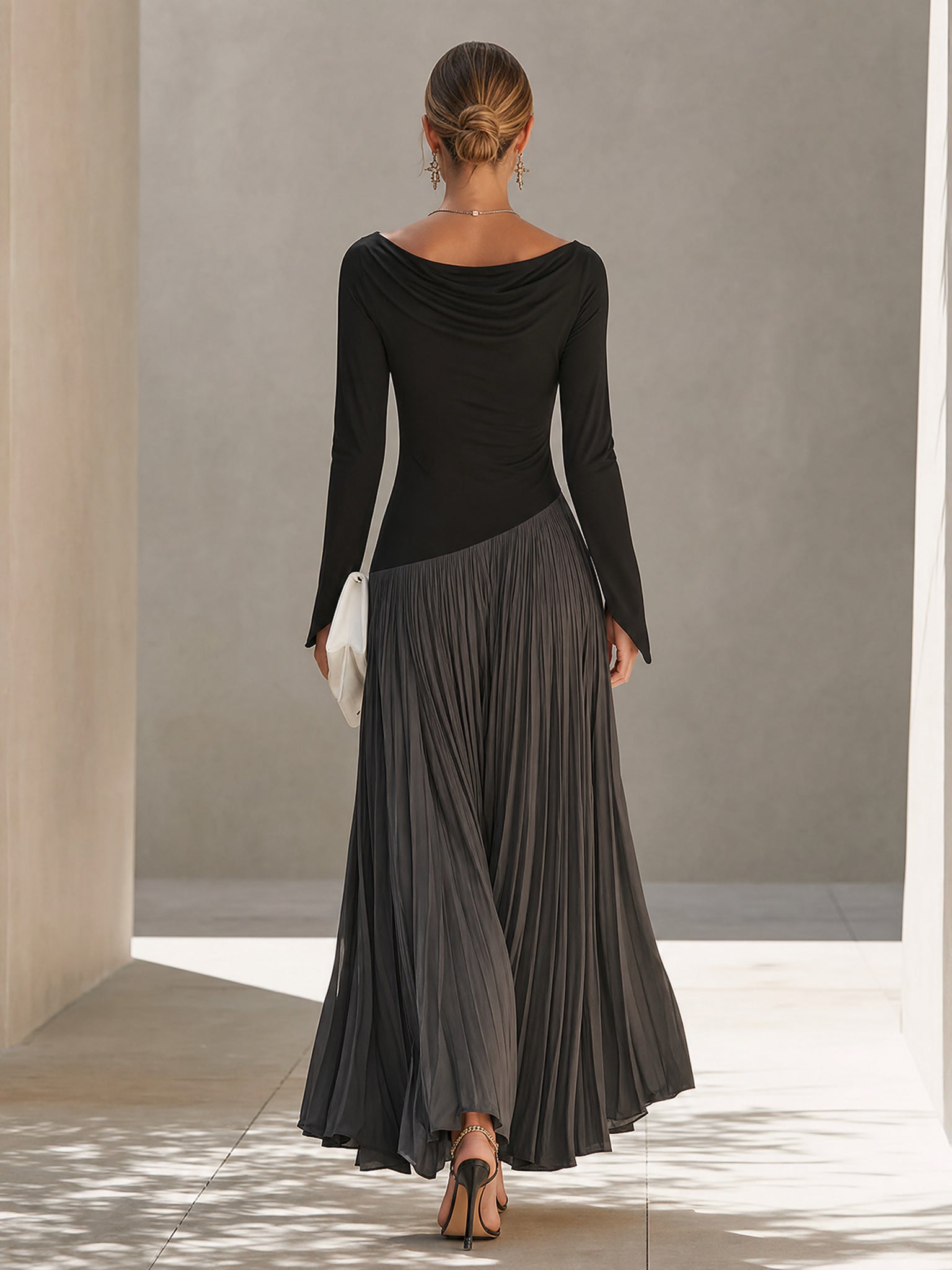 Zweifarbiges (schwarz-graues) Patchwork-Maxikleid mit drapiertem Ausschnitt und Falten